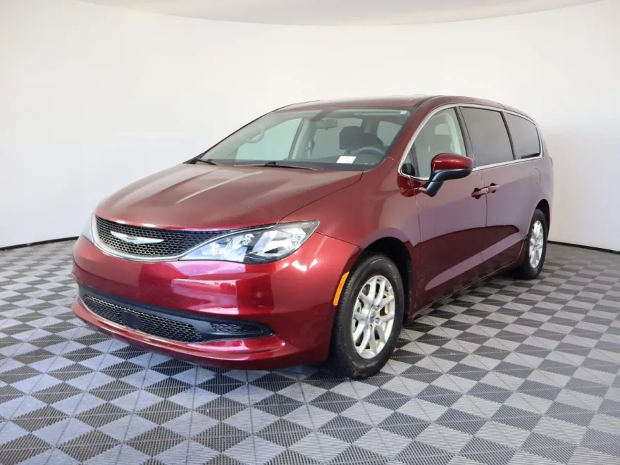 2021 Chrysler Voyager LX photo 1