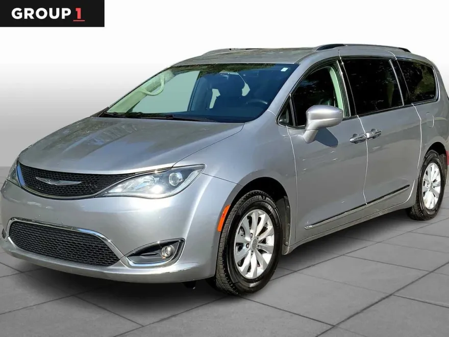 2017 Chrysler Pacifica Touring L photo 1