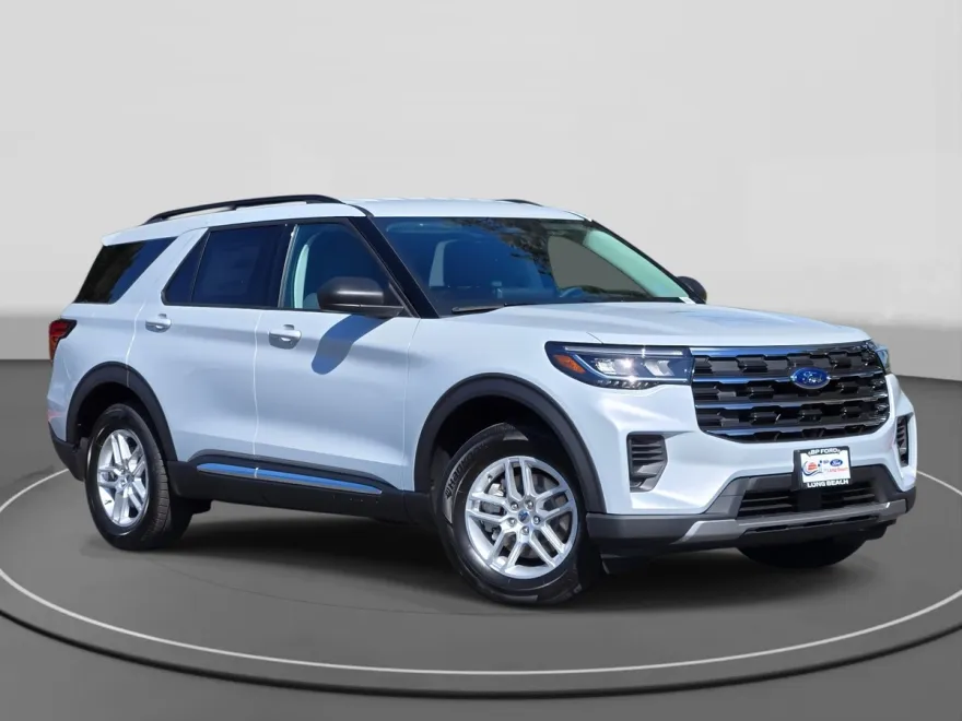 2025 Ford Explorer photo 1