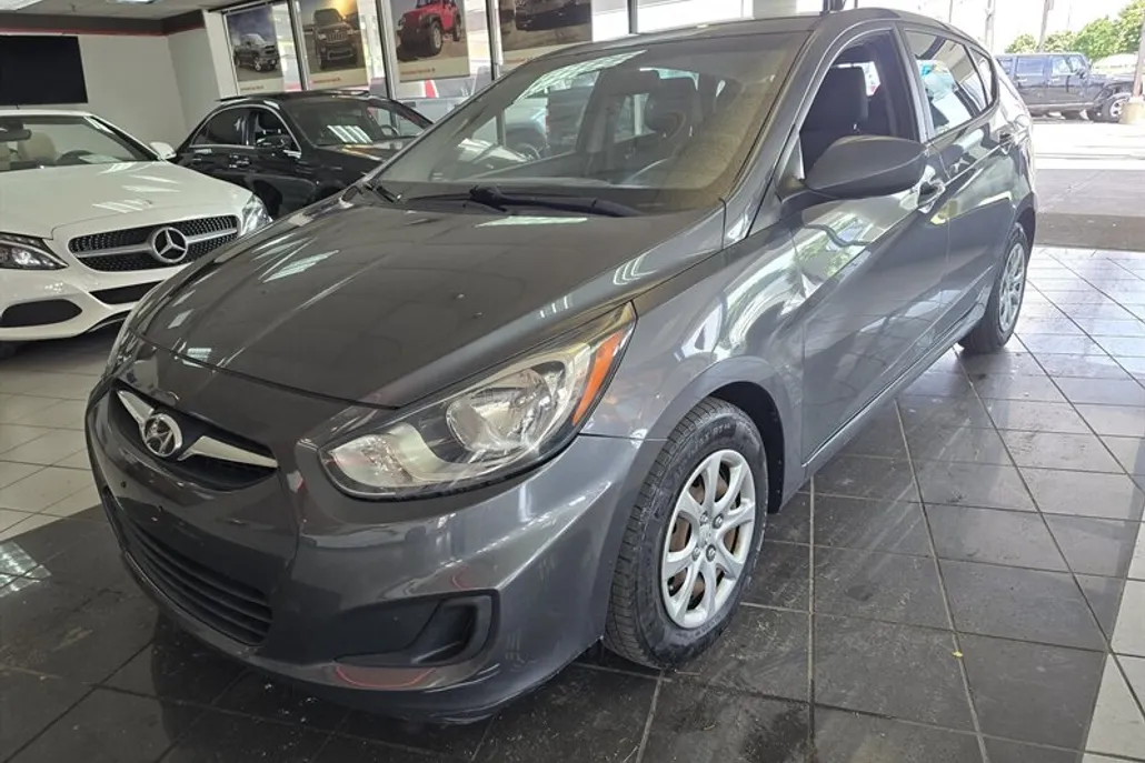 2012 Hyundai Accent GS photo 1