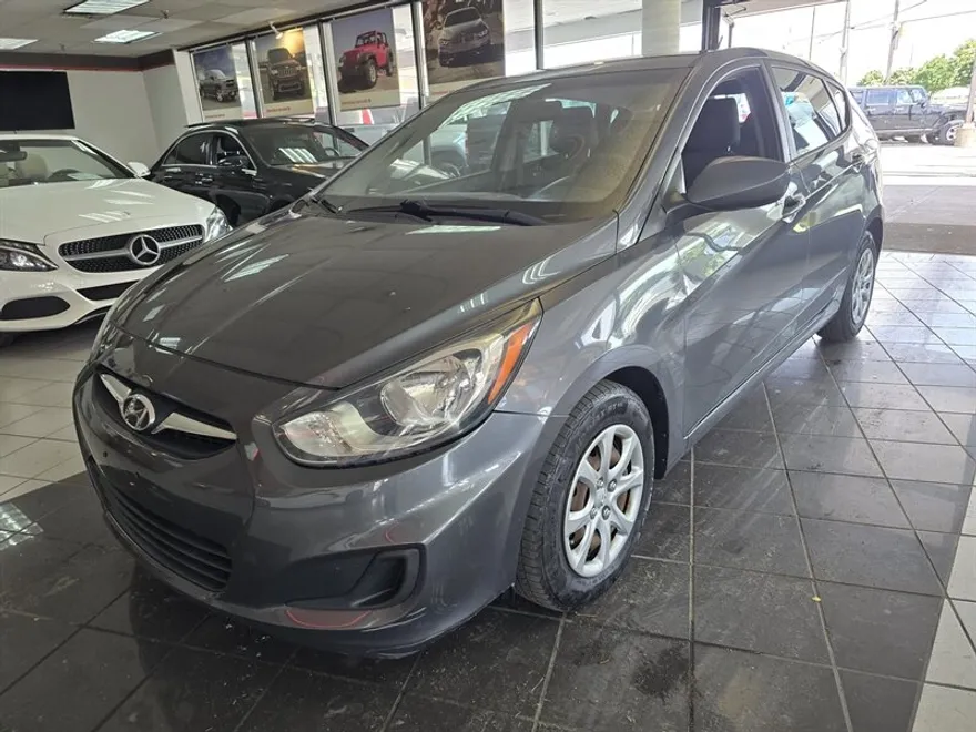 2012 Hyundai Accent GS photo 1