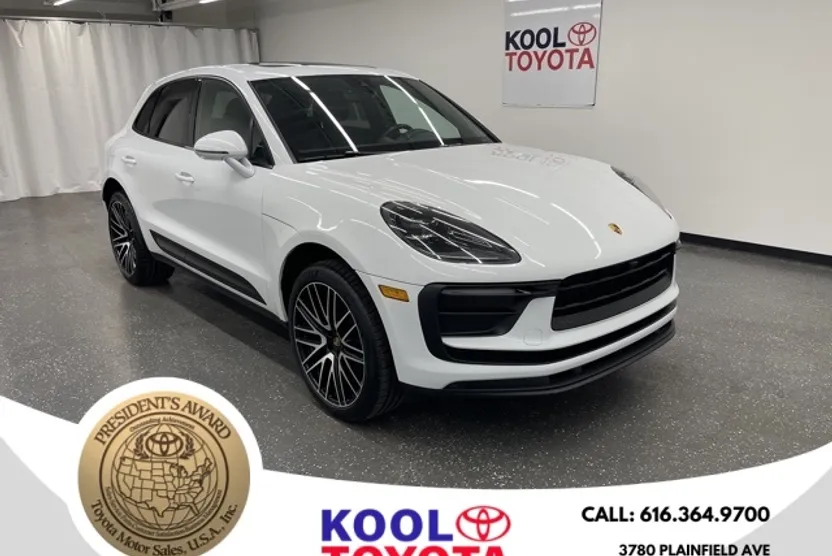 2022 Porsche Macan Base photo 1