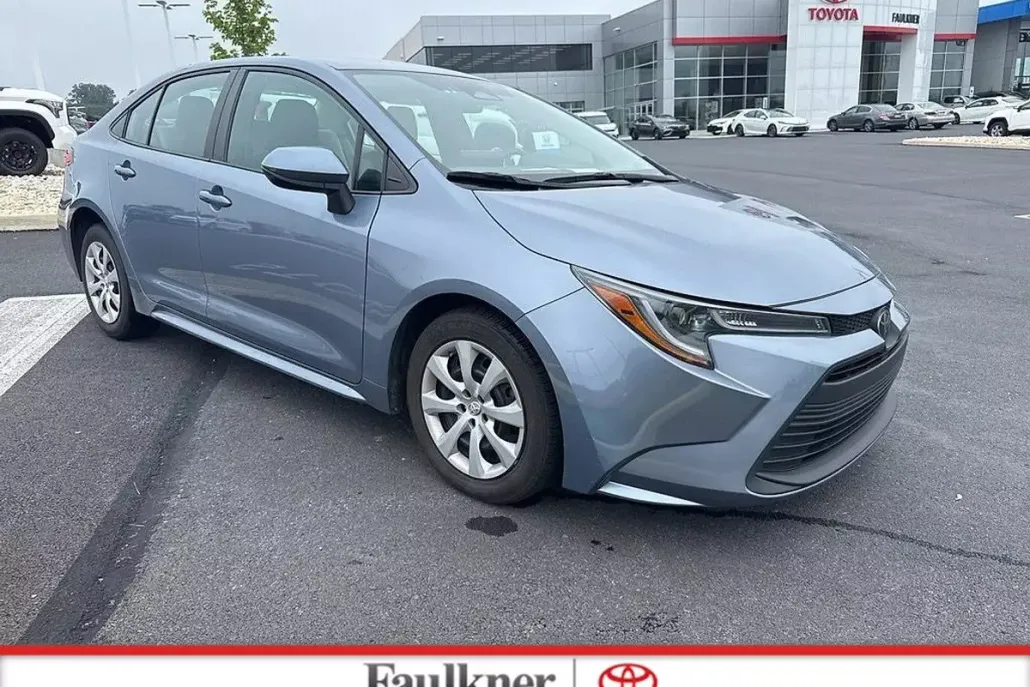 2023 Toyota Corolla LE photo 1