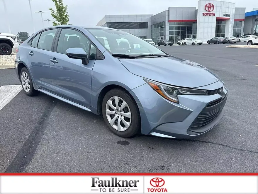 2023 Toyota Corolla LE photo 1