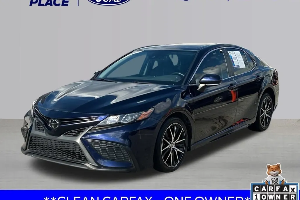 2022 Toyota Camry SE photo 1