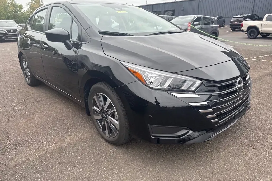 2023 Nissan Versa SV photo 1