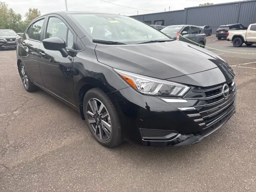 2023 Nissan Versa SV photo 1