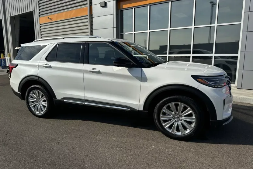 2025 Ford Explorer Platinum photo 1