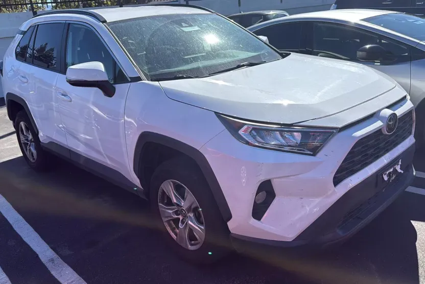2020 Toyota RAV4 XLE photo 1