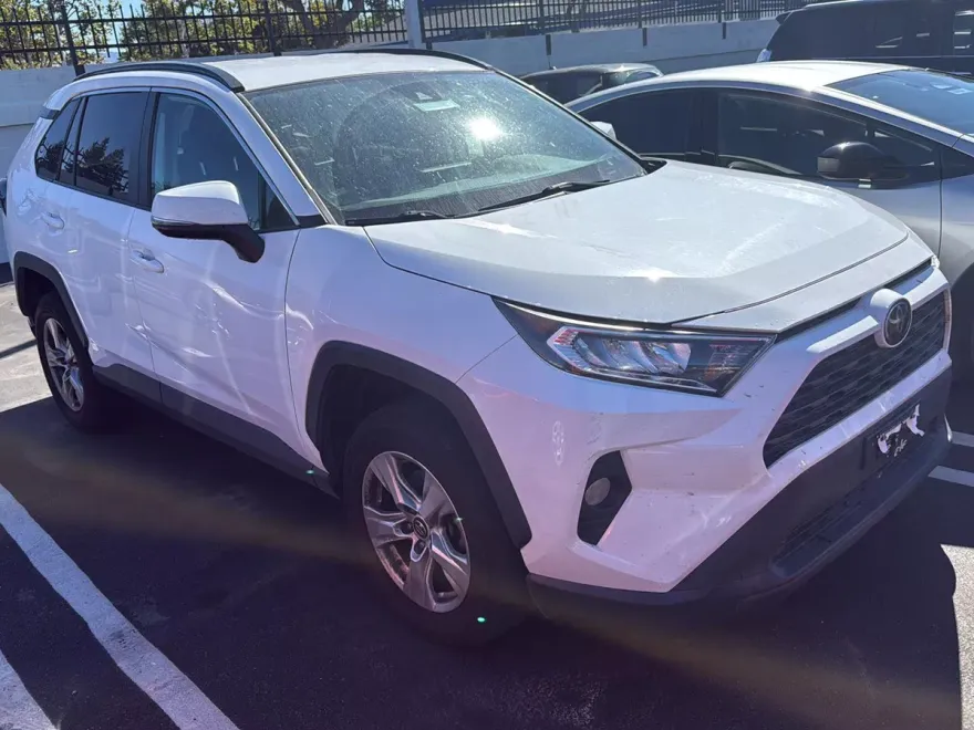 2020 Toyota RAV4 XLE photo 1