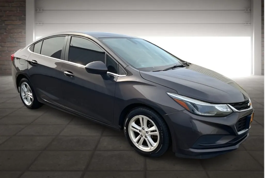 2017 Chevrolet Cruze LT photo 1