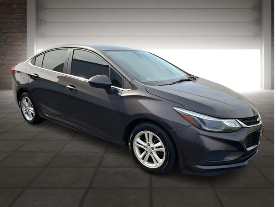 2017 Chevrolet Cruze LT photo 1