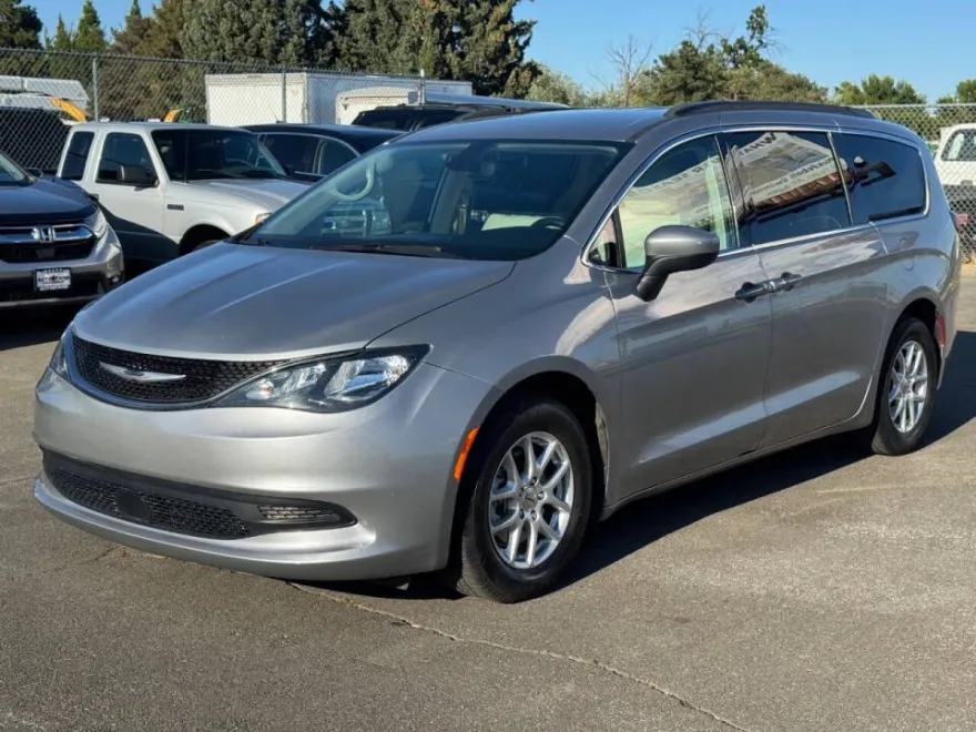 2021 Chrysler Voyager LXi photo 1