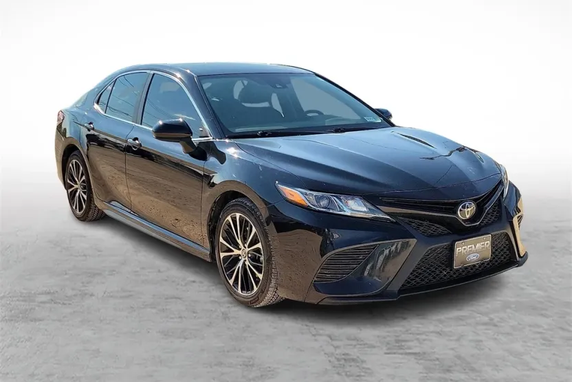 2020 Toyota Camry SE photo 1