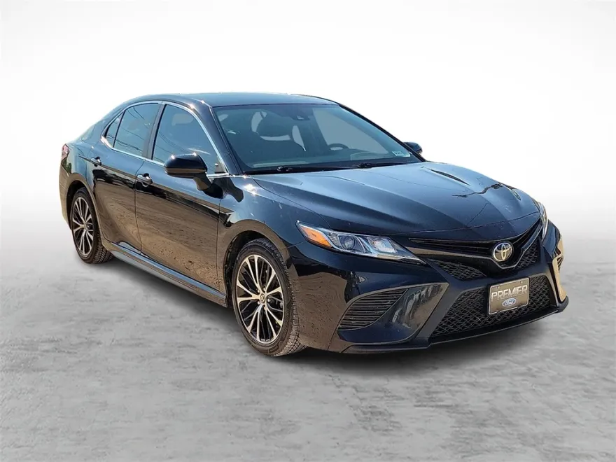 2020 Toyota Camry SE photo 1