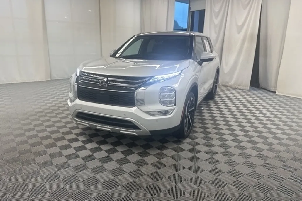 2024 Mitsubishi Outlander SE photo 1