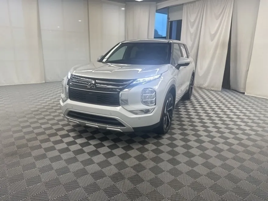 2024 Mitsubishi Outlander SE photo 1