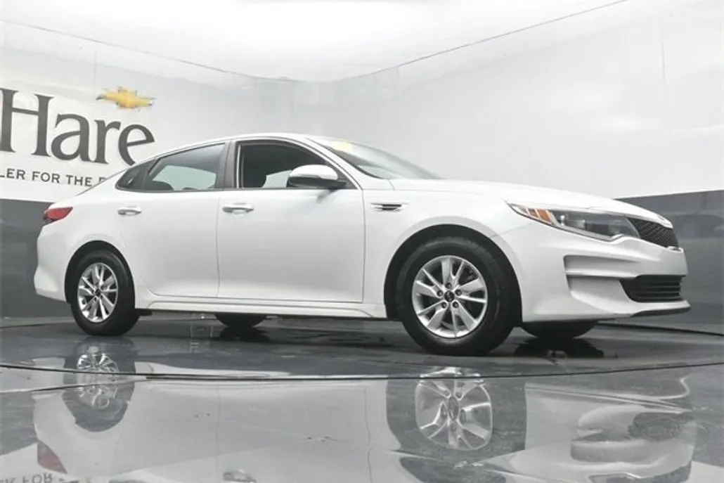 2017 Kia Optima LX photo 1