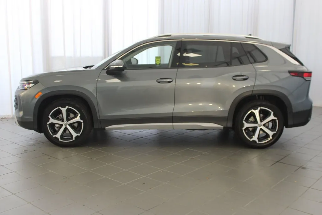 2025 Volkswagen Tiguan SE photo 1