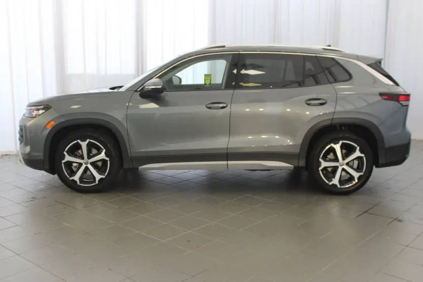 2025 Volkswagen Tiguan SE photo 1