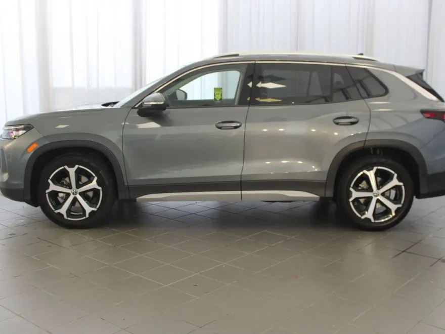 2025 Volkswagen Tiguan SE photo 1