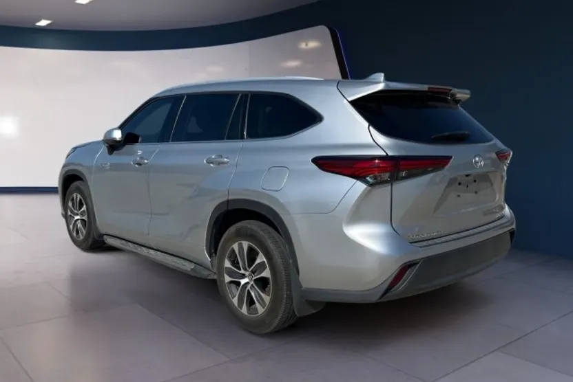 2022 Toyota Highlander XLE photo 1