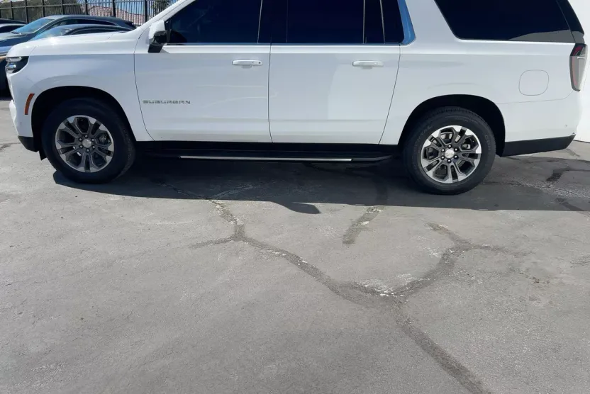 2025 Chevrolet Suburban LT photo 1