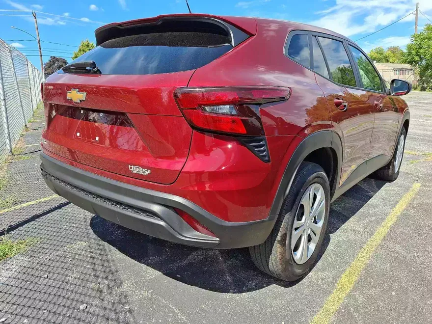 2024 Chevrolet Trax LS photo 1