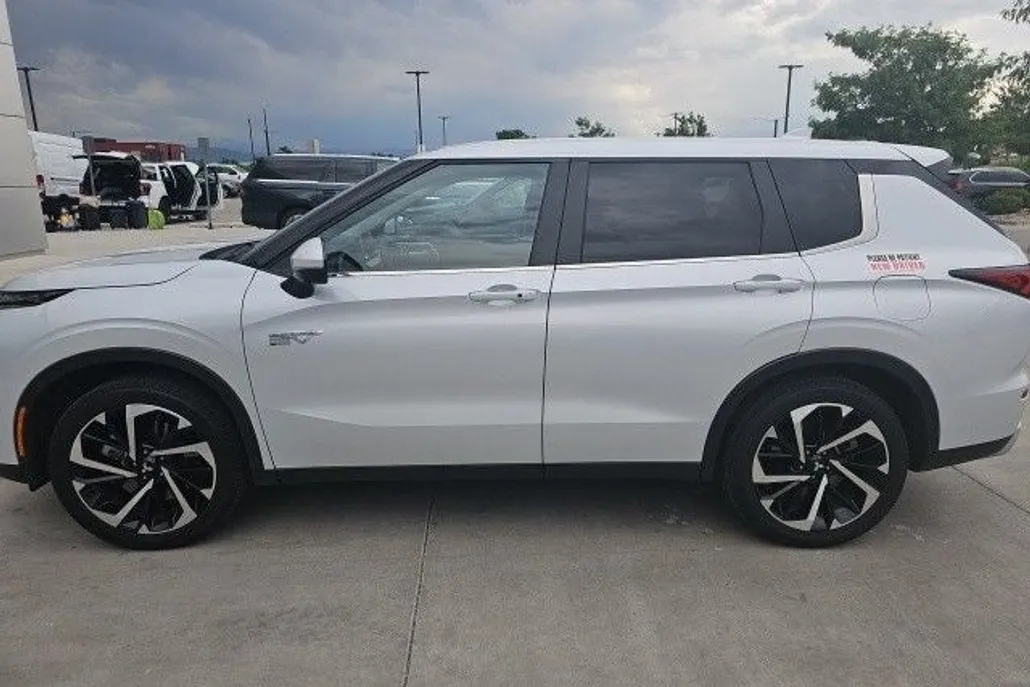 2024 Mitsubishi Outlander PHEV SE photo 1