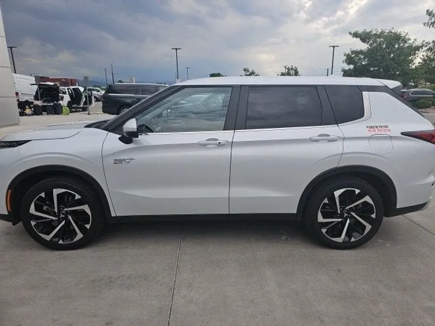 2024 Mitsubishi Outlander PHEV SE photo 1