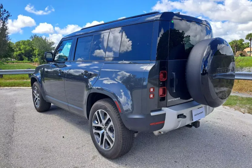 2025 Land Rover Defender SE photo 1