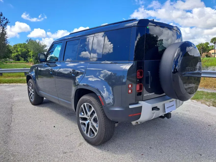 2025 Land Rover Defender SE photo 1