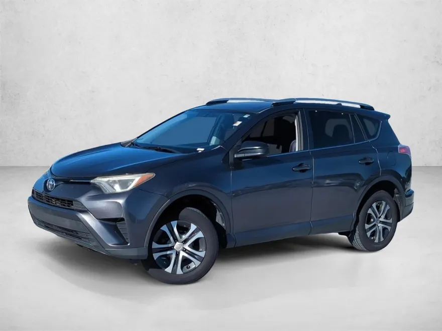 2016 Toyota RAV4 LE photo 1