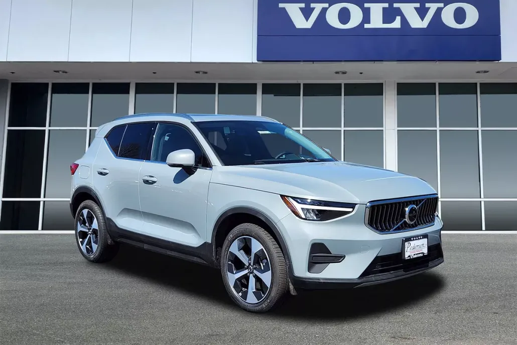 2025 Volvo XC40 Core photo 1