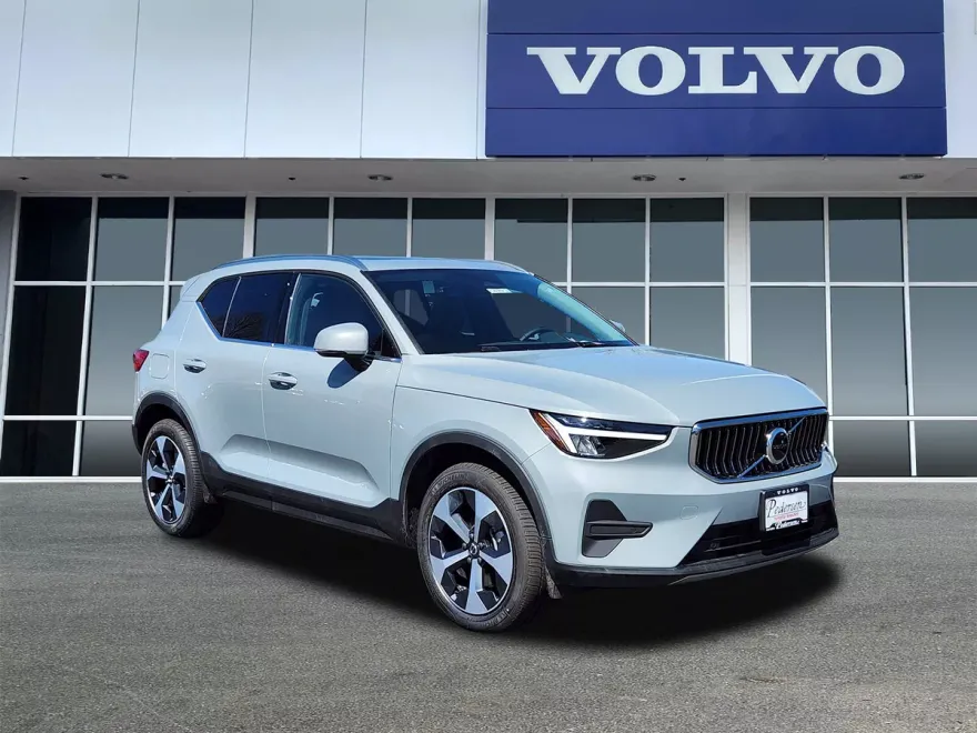 2025 Volvo XC40 Core photo 1