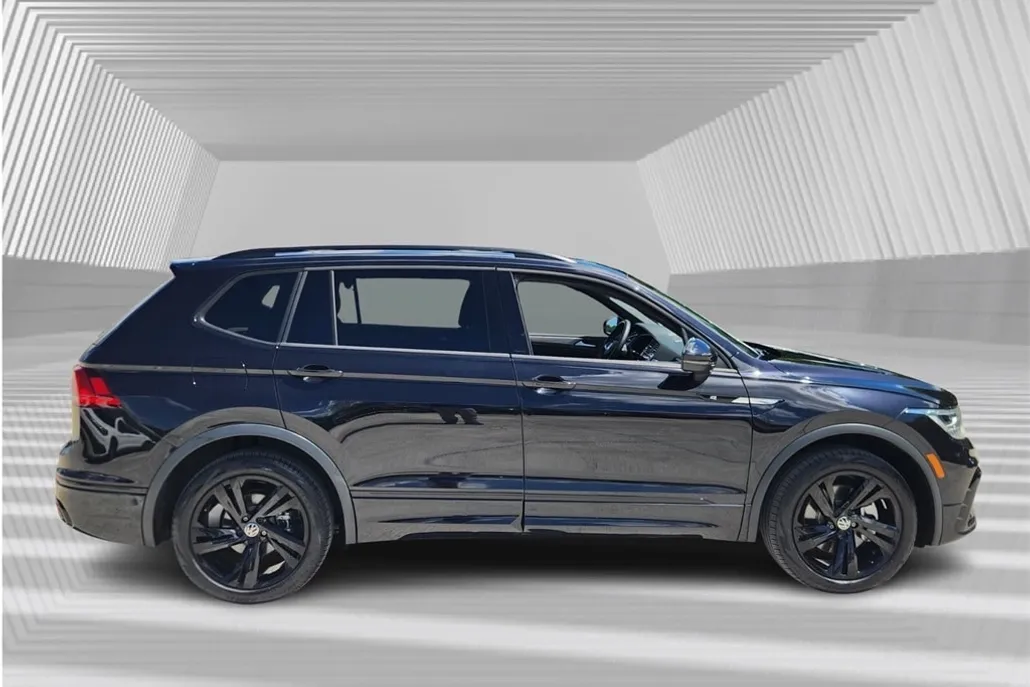 2023 Volkswagen Tiguan SE R-Line Black photo 1