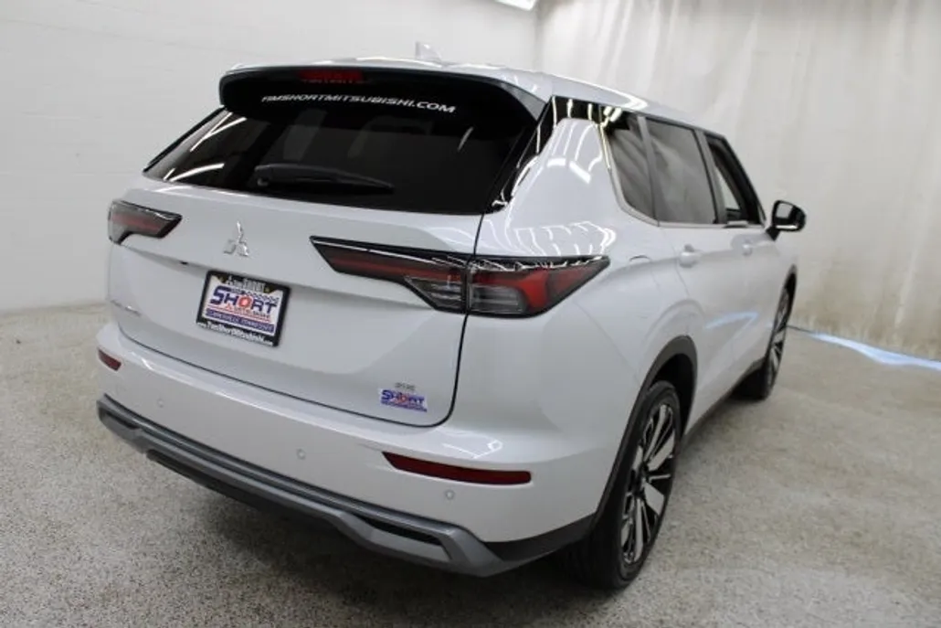 2025 Mitsubishi Outlander SE photo 1