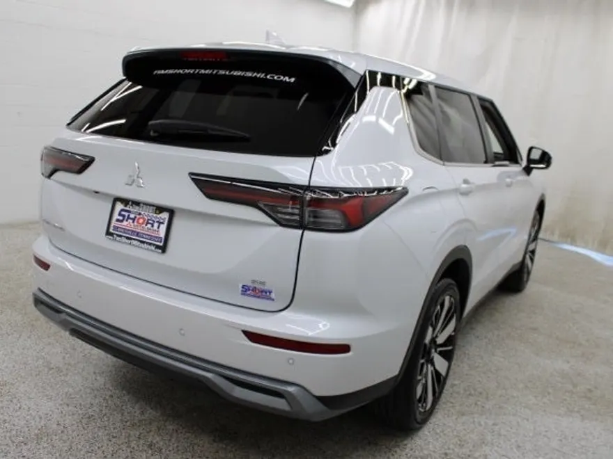 2025 Mitsubishi Outlander SE photo 1