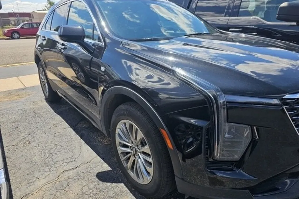 2024 Cadillac XT4 Premium Luxury photo 1