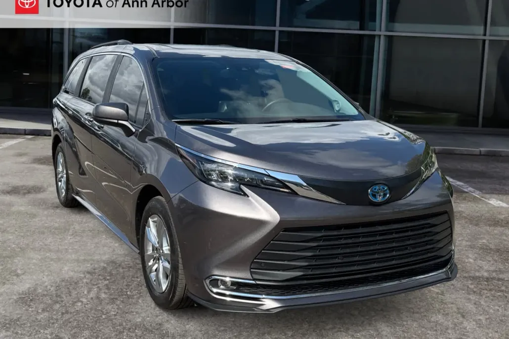 2024 Toyota Sienna XLE photo 1