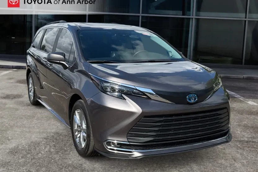 2024 Toyota Sienna XLE photo 1