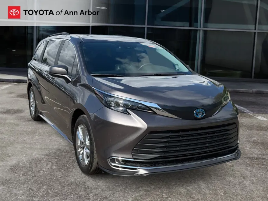 2024 Toyota Sienna XLE photo 1