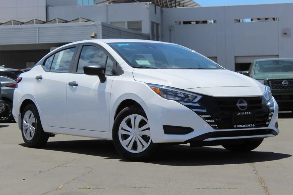 2025 Nissan Versa 1.6 S photo 1