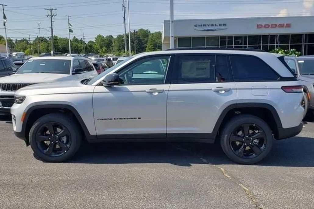 2025 Jeep Grand Cherokee Altitude photo 1