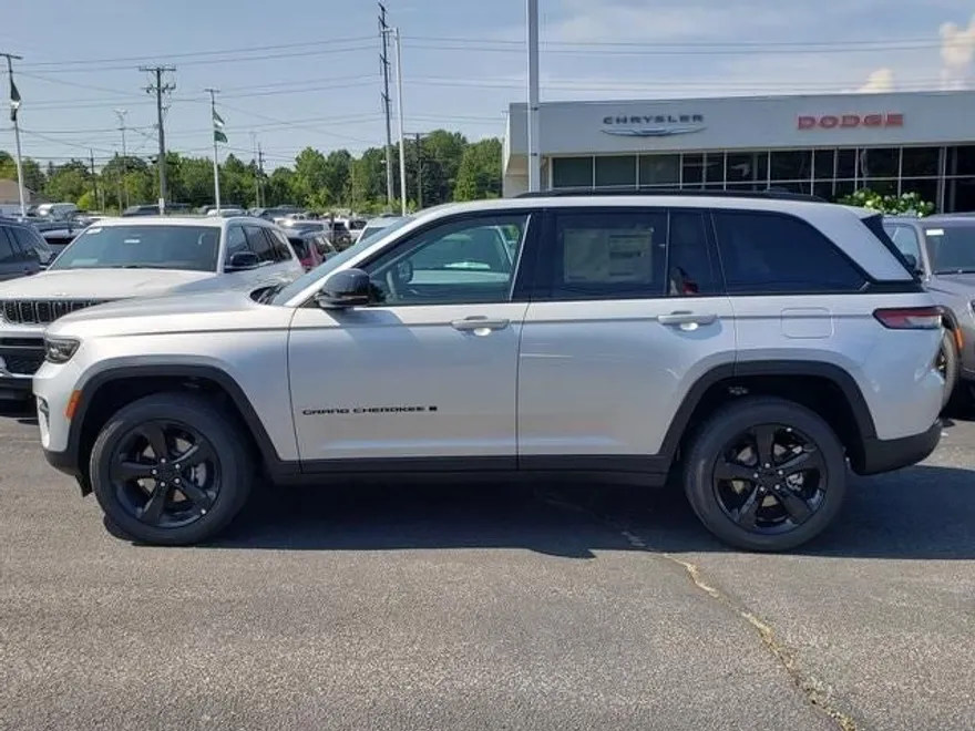 2025 Jeep Grand Cherokee Altitude photo 1