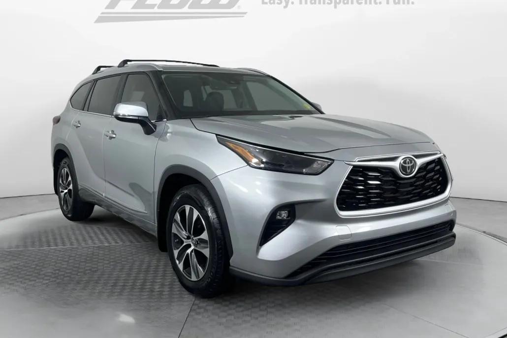 2024 Toyota Highlander XLE photo 1