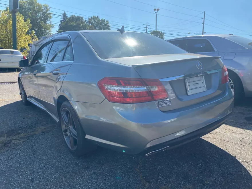 2013 Mercedes Benz E 4MATIC Sedan photo 1