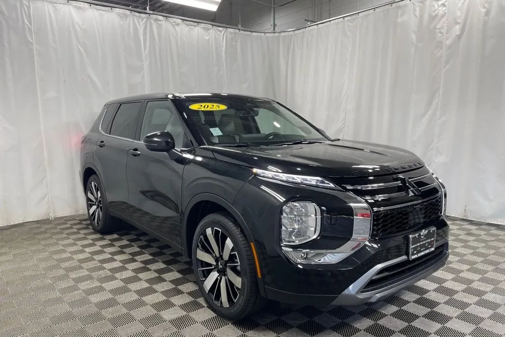2025 Mitsubishi Outlander SE photo 1