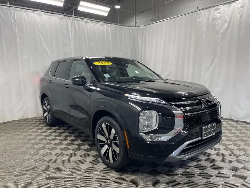 2025 Mitsubishi Outlander SE photo 1