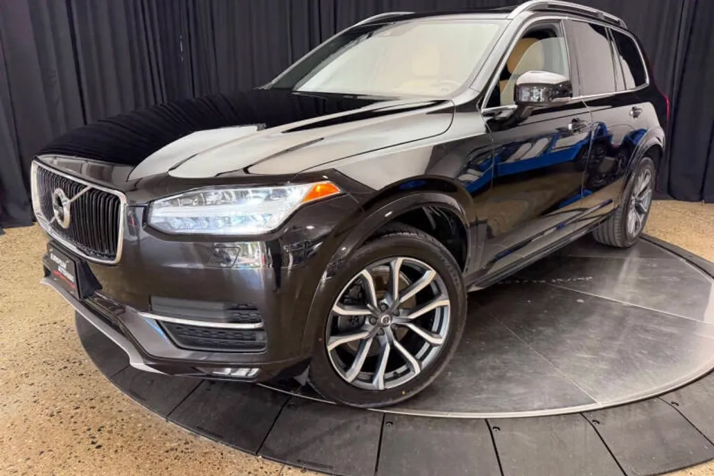 2016 Volvo XC90 T6 Momentum photo 1